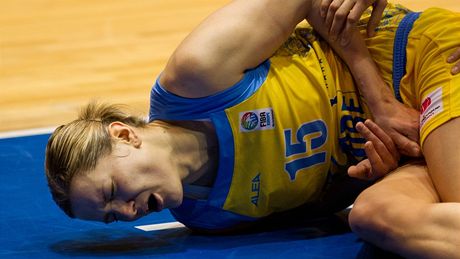 Eva Víteková z USK úpí po zranní malíku v utkání s Tarantem.