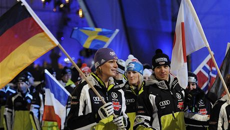 Nmetí reprezentanti Maria Rieschová a Felix Neureuther  pi slavnostním zahájení mistrovství  svta ve sjezdovém lyování v Garmisch-Partenkirchenu.
