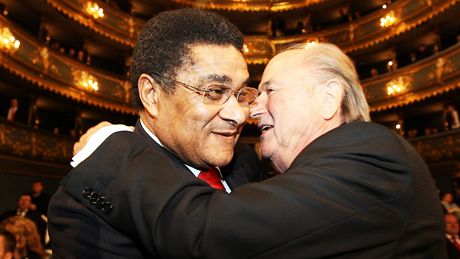 Fotbalová legenda Eusébio (vlevo) a éf Mezinárodní fotbalové federace Sepp Blatter pi vyhláení ankety Fotbalista roku. 