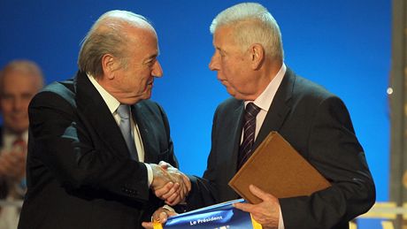 Prezident FIFA Sepp Blatter blahopeje Josefu Masopustovi. 
