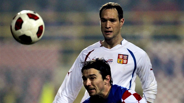 Chorvat Danijel Pranji odehrává mí, kontroluje ho eský záloník Jan Polák. 