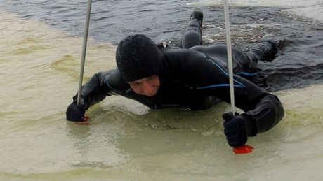 Záchranái a hasii trénovali na zamrzlém lipenském jezee v Dolní Vltavici záchranu osob ze zamrzlé vody.