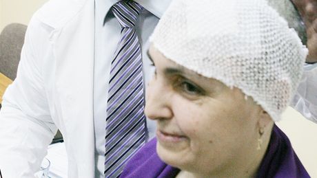 Neurochirurg Vladimír Pibá s pacientkou Monikou imkovou, které lékai úspn voperovali speciáln vyrobený biokeramický implantát.