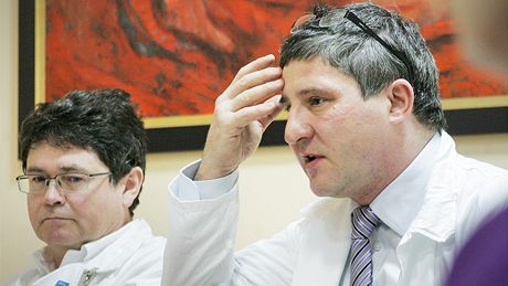 Na snímku neurochirurg Vladimír Pibá, vlevo primá neurochirurgie Vladimír Chlouba.