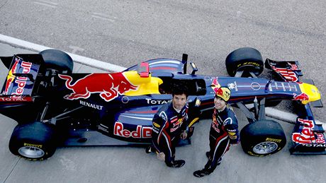 Sebastian Vettel (vpravo) a Mark Webber s monopostem Red Bull 2011.