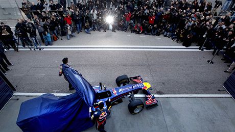 Sebastian Vettel (vpravo) a Mark Webber s monopostem Red Bull 2011.