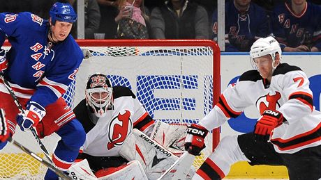Václav Prospal (vlevo) z New York Rangers sleduje puk p�ed gólmanem New Jersey Martinem Brodeurem. Brání jej Henrik Tallinder. 