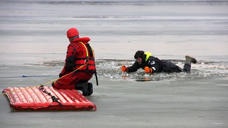 Dostat se bez pomoci zpt na led je dina i pro trénované záchranáe.