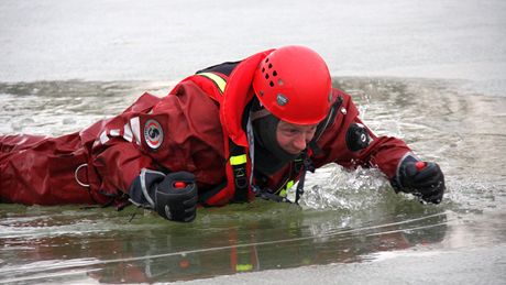 Dostat se bez pomoci zpt na led je dina i pro trénované záchranáe.