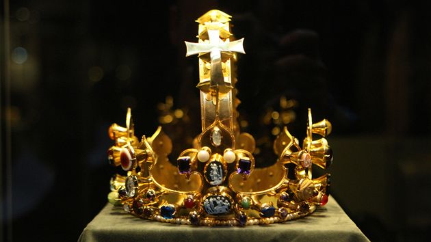 Královská koruna sv. Karla Velikého z pokladnice v Cáchách.