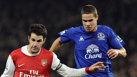 Cesc Fabregas (vlevo) z Arsenalu si chrání mí ped Jackem Rodwellem z Evertonu.