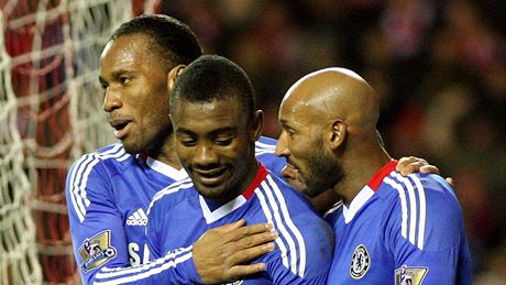 CHELSEA SLAVÍ. Zleva Didier Drogba, Salomon Kalou a Nicolas Anelka.