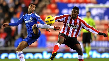 Ashley Cole (vlevo) z Chelsea bojuje s Asamoahem Gyanem ze Sunderlandu.