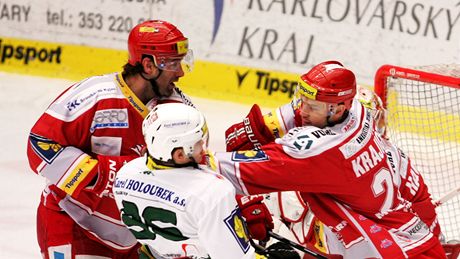 T�inecký obránce Luká� Krají�ek strká p�ed svou bránou do karlovarského úto�níka Davida Zuckera.