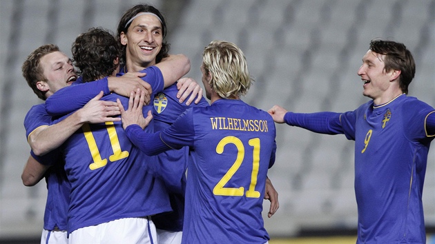 Fotbalisté védska se radují z gólu do kyperské sít.