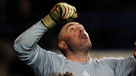 Liverpoolský gólman Pepé Reina (naho�e) v souboji s obráncem Luizem z Chelsea.