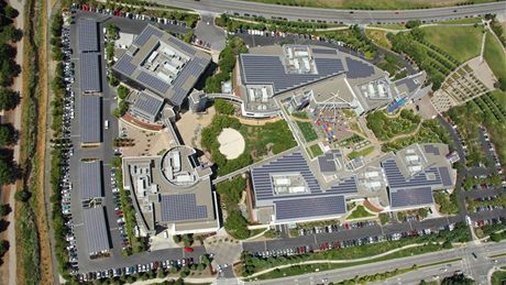 Na st�echách Googleplexu byla dokon�ena nejv�t�í instalace solárních panel� na sv�t�