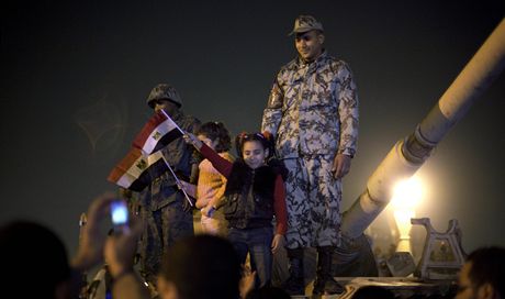 Husní Mubarak prý armád naídil, aby na demonstranty zaútoila