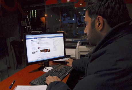Mu si prohlíí Facebook v internetové kavárn v Damaku