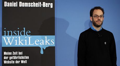 Nkdejí zamstnanec WikiLeaks Daniel Domscheit-Berg pedstavil v Nmecku novou knihu o Julianu Assangeovi (9. února 2011)