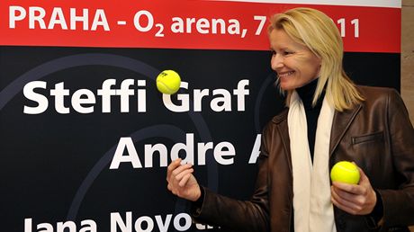 Jana Novotná pózuje u reklamní tabule, která zve na exhibici Advantage Tennis IV