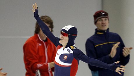 Martina Sáblíková se raduje z pekonání svého vlastního svtového rekordu na trati 5000 metr na olympijském oválu v Salt Lake City