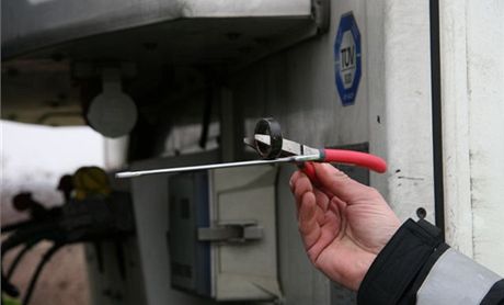 Policie prohledává kamion slovenské spolenosti, kde idi magnetem mnil údaje tachografu