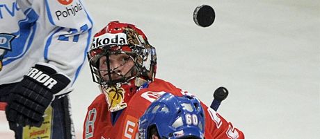 ZÁKROK. Branká eské reprezentace Alexander Salák likviduje stelu v zápase proti Finsku.