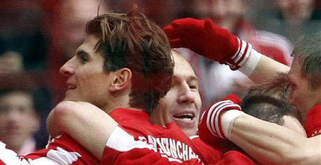 JE TAM! Fotbalist Bayernu Mnichov (zleva) Mario Gomez, Arjen Robben a Franck Ribery oslavuj gl v zpase s Hoffenheimem.
