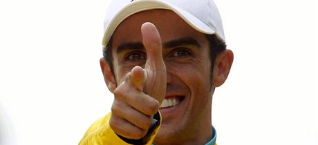 JSTE NA M KRÁTCÍ. Alberto Contador byl zprotn roního trestu, který mu hrozil za pozitivní dopingový nález.