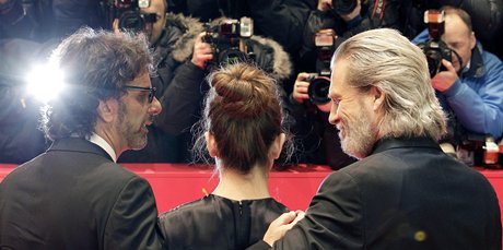 Berlinale 2011  výprava k filmu Opravdová kurá: Joel Coen, Hailee Steinfeldová a Jeff Bridges (10. února 2011)