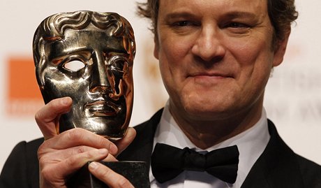 BAFTA 2011 - Colin Firth s cenou za vkon ve filmu Krlova e (Londn, 13. nora 2011)