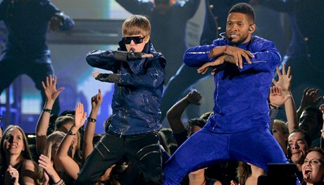 Grammy za rok 2010 - Justin Bieber a Usher (Los Angeles, 13. nora 2011)