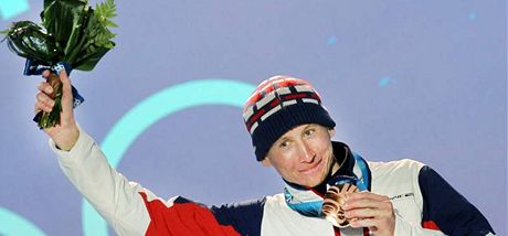 Luk Bauer stoj na stupnch vtz s bronzovou medail po zvod na 15 km
