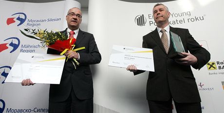 Adam (vlevo) a Mariusz Walachovi pi vyhláení titulu Podnikatel roku 2010.