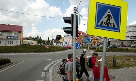 Kruhové objezdy mauí zpomalit idie a zvýit bezpenost chodc. (Ilustraní snímek)