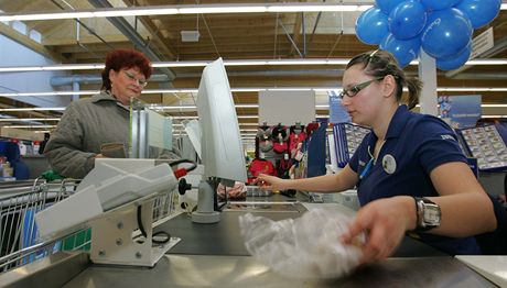 Saský obchod hledá pokladní se znalostí etiny a nminy na pátky a soboty, kdy nakupuje nejvíc ech. (Ilustraní snímek)