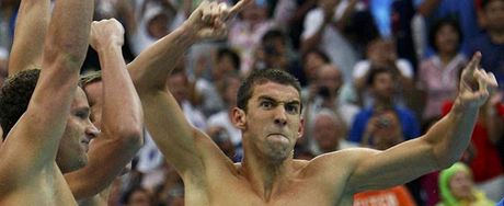 Michael Phelps tsn po zisku osmé zlaté medaile z OH v Pekingu, kterou si vyplaval jako len americké polohové tafety na 4x100 metr.