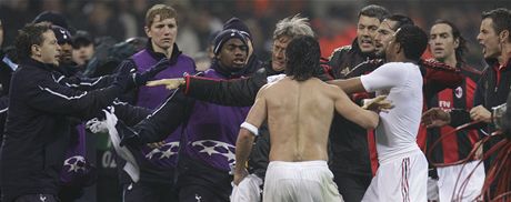 POTYKA. Hrái AC Milán a Tottenhamu se po zápase dostali do mentí potyky. Aktivní byl hlavn milánský Gattuso (svleený do pl tla).