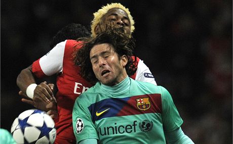 Alex Song z Arsenalu (vzadu) osmifinálovou odvetu na Barcelon kvli zranní kolene vynechá.