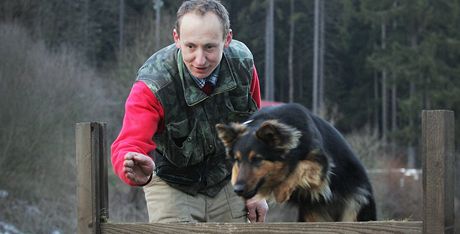 Vojtch Molnár se vnuje výcviku ps. 