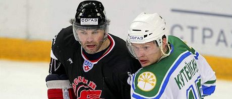 Jaromír Jágr z Omsku (vlevo) v souboji s Andrejem Kutjkinem z Ufy.