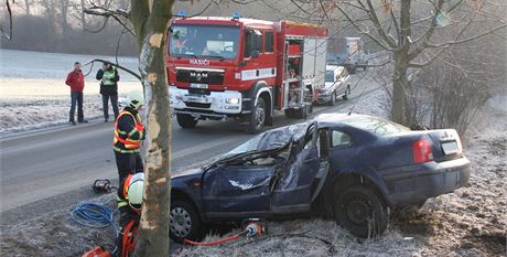 Zdemolovan auto a strom, do kterho po smyku narazilo.