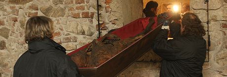 Zamstnanci pohebnho stavu nejdve vythli rakve s mumiemi z katakomb skrze prduchy.