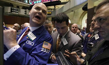 Evan Solomon (vlevo) shrnuje obchodování s akciemi burzy NYSE Euronext na parketu newyorské burzy.