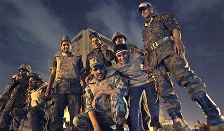 Egypttí vojáci oslavují s dtmi na obrnncích odstoupení prezidenta Husního Mubaraka (11. února 2011)