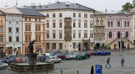 Olomoucké Dolní námstí chtlo msto pvodn zaít opravovat u na jae, kvli vánoním trhm a archeologickému przkumu se ale práce pesouvají a na rok 2012.