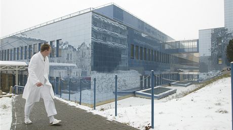 Olomoucká fakultní nemocnice (na snímku budova jejího chirurgického centra) chce svým pacientm díky vyím poplatkm zlepit jídlo. Mlo by v nm být napíklad více ovoce nebo dus.