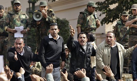 Egyptská armáda se spolu s policií pokouí uklidnit demonstranty ped ministerstvem vnitra.