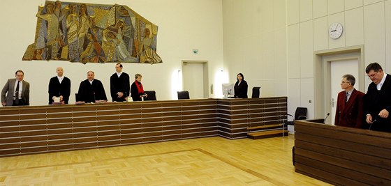 Soud s Detlefem S. (druhý zprava), který podle obaloby roky sexuáln zneuíval svou dceru a dv adoptované dti.